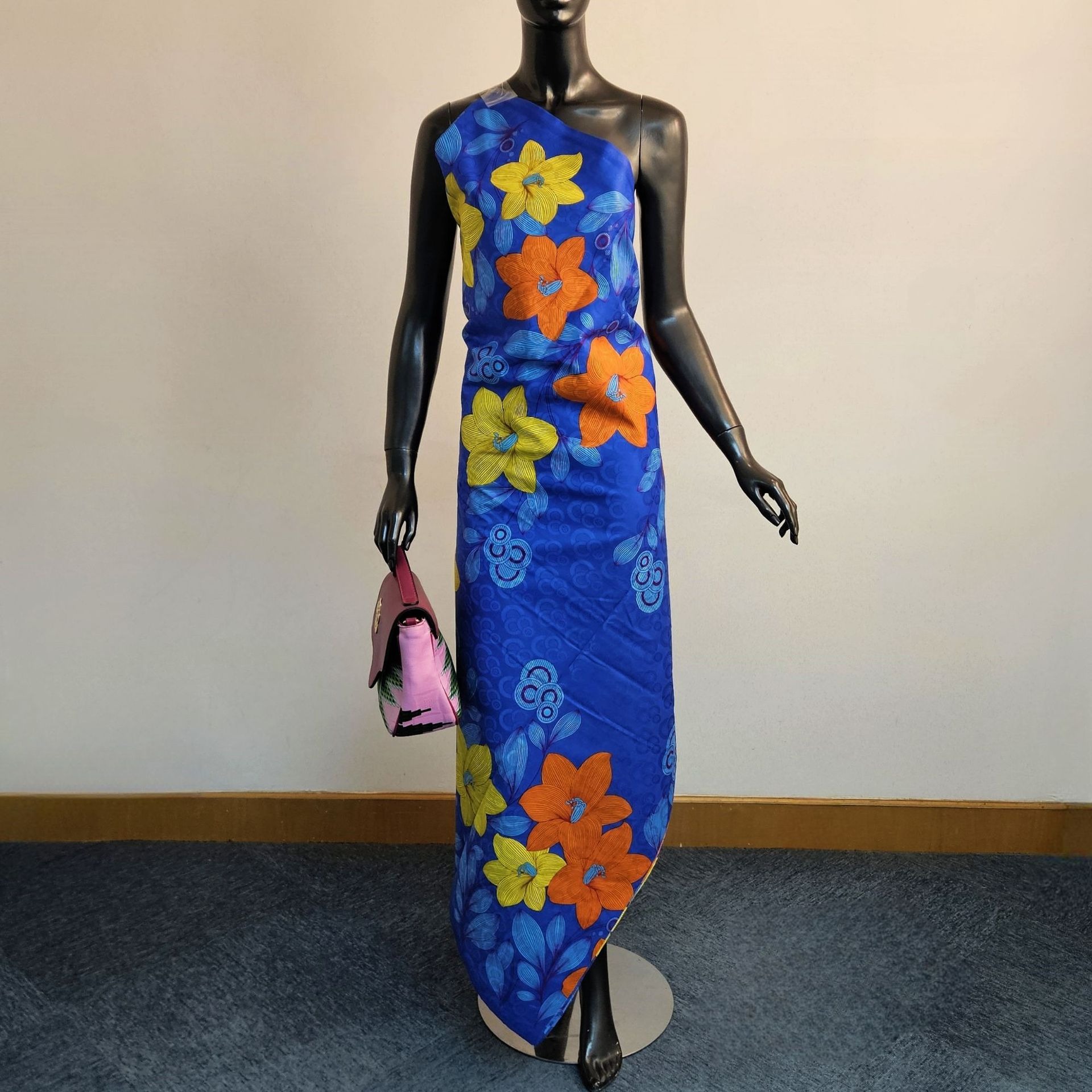Bloemen bedrukt op paars blauw - Sewing Batik recensie en prijs